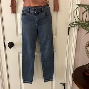 Ann Taylor size 2 jeans, cute freyed ankle